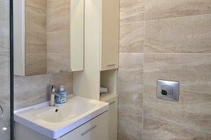 Căn hộ dành cho gia đình, nhiều phòng ngủ, 2 phòng tắm (Lura 2 Holiday Homes 127) | Phòng tắm | Buồng tắm vòi sen, máy sấy tóc, khăn tắm, xà phòng 