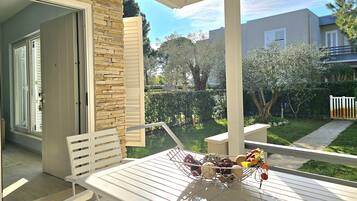 Family Apartment, Multiple Bedrooms, 2 Bathrooms (Lura 2 Holiday Homes 127) | Outdoor dining