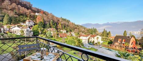 Honeymoon Apartment, 1 Bedroom, Balcony, Mountainside (La Caravella Stresa Lake View) | Outdoor dining