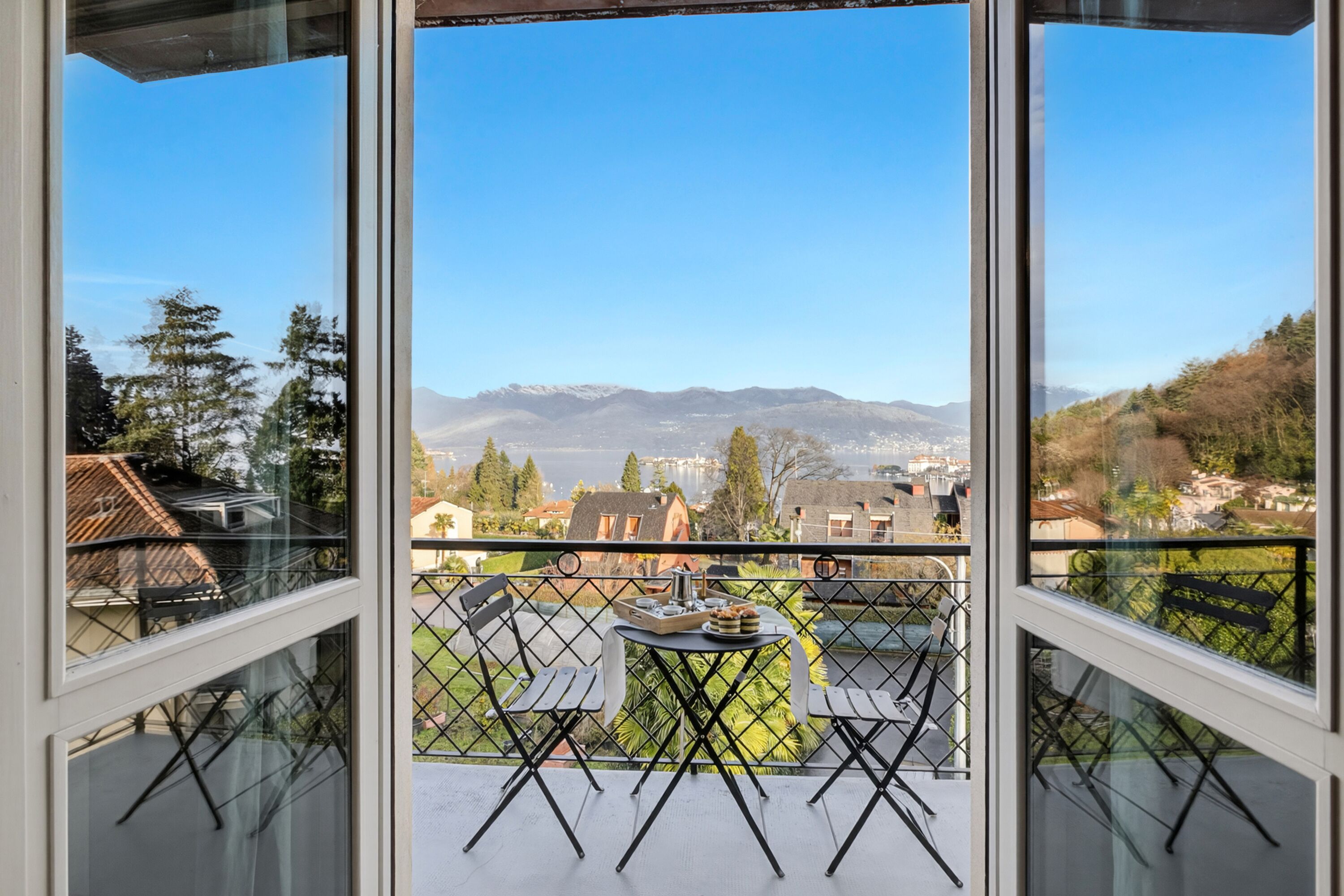 Häämatkahuoneisto, useita makuuhuoneita, vuorten lähellä (La Caravella Stresa Lake View) | Ulkoruokailutilat