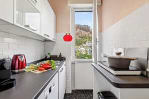 Apartamento lua de mel, vários quartos, ao lado da montanha (La Caravella Stresa Lake View) | Cozinha privada | Geladeira, micro-ondas, cooktop, lava-louças