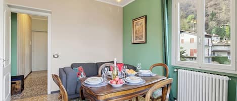 Honeymoon Apartment, Multiple Bedrooms, Mountainside (La Caravella Stresa Lake View) | Dining