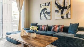 Una televisión, una oficina