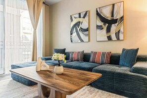 Una televisión, una oficina