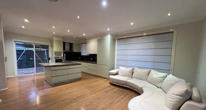 7 mins walking to Bus Station, 5 mins driving to epping train station