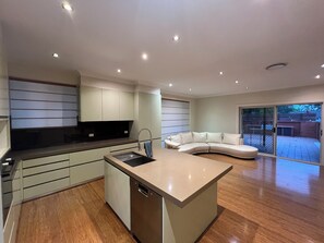 Interior - 7 mins walking to Bus Station, 5 mins driving to epping train station (Beecroft)