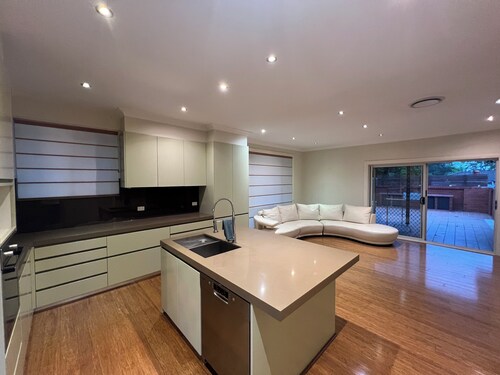 7 mins walking to Bus Station, 5 mins driving to epping train station