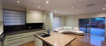 7 mins walking to Bus Station, 5 mins driving to epping train station