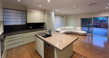 7 mins walking to Bus Station, 5 mins driving to epping train station