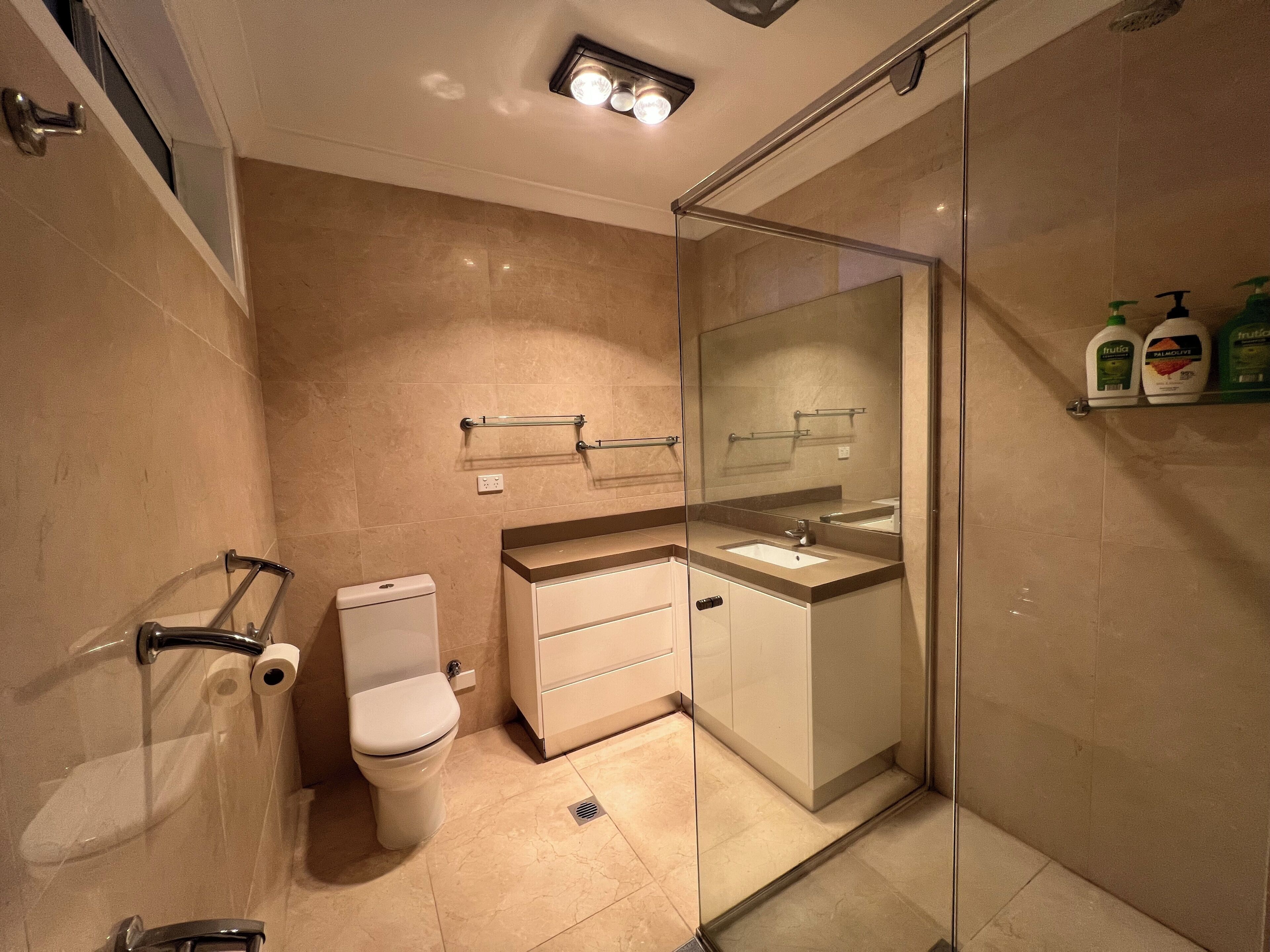 Douche, sèche-cheveux, serviettes fournies, papier toilette