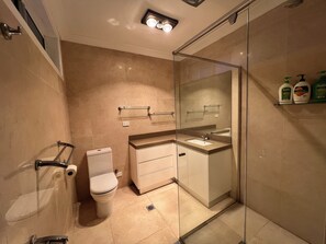 Shower, hair dryer, towels, toilet paper - 7 mins walking to Bus Station, 5 mins driving to epping train station (Beecroft)