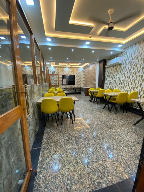 Dining - Hotel Taj Silver Palace (Agra)