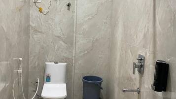 Deluxe Double or Twin Room | Bathroom | Free toiletries, towels, soap, shampoo