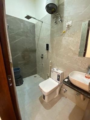 Deluxe Double or Twin Room | Bathroom | Free toiletries, towels, soap, shampoo - Hotel Taj Silver Palace (Agra)