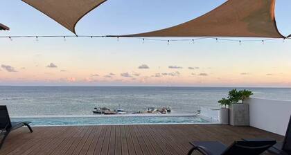 Apartment Balcony to Paradise: Sea and Jungle