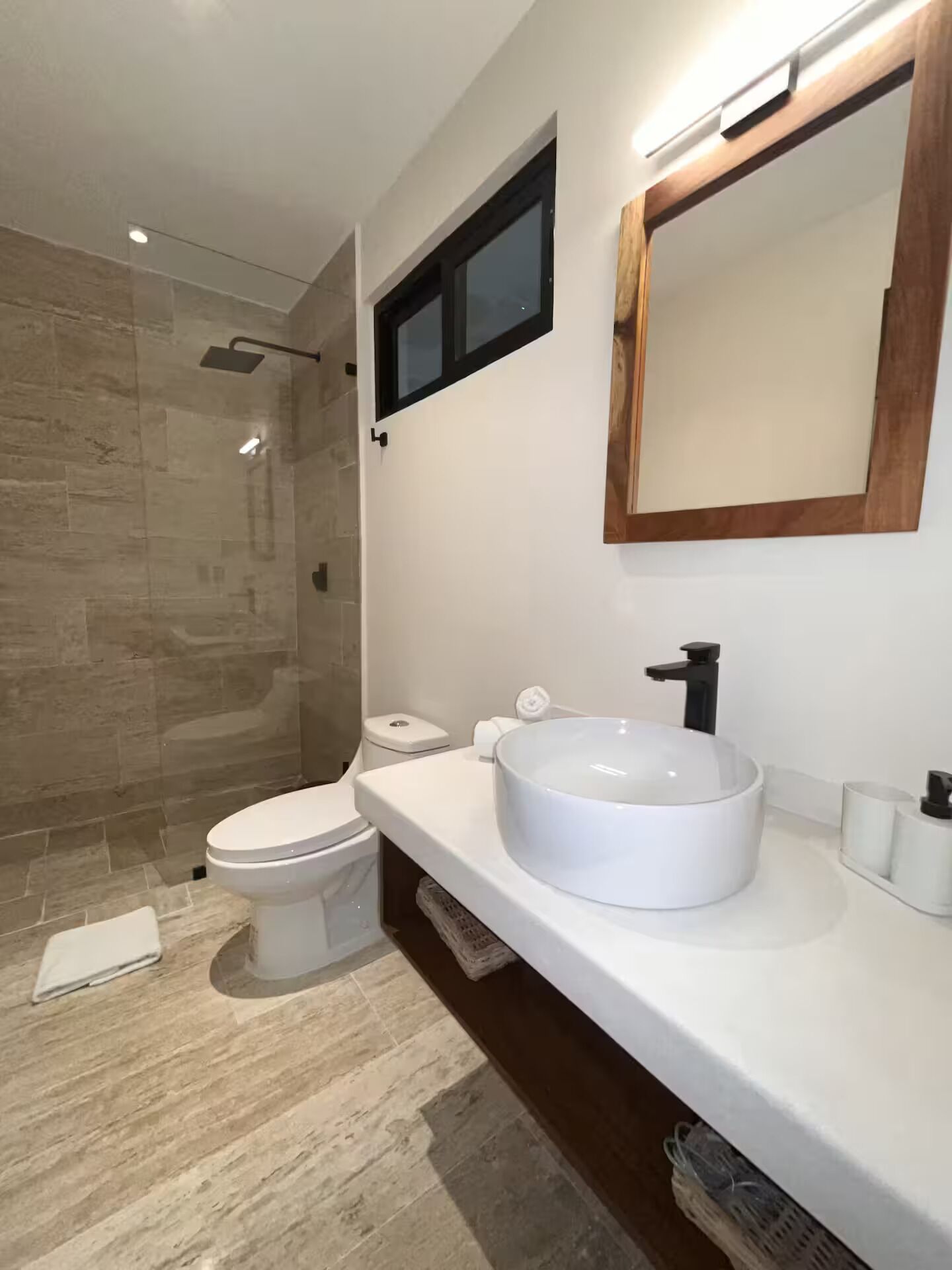 Ducha, secador de pelo, toallas y papel higiénico