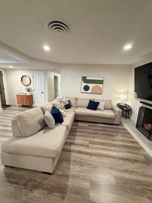 Living area - Amazing 3-bedroom and pool house in vibrant Las Vegas (Las Vegas)