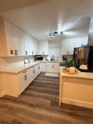 Private kitchen - Amazing 3-bedroom and pool house in vibrant Las Vegas (Las Vegas)