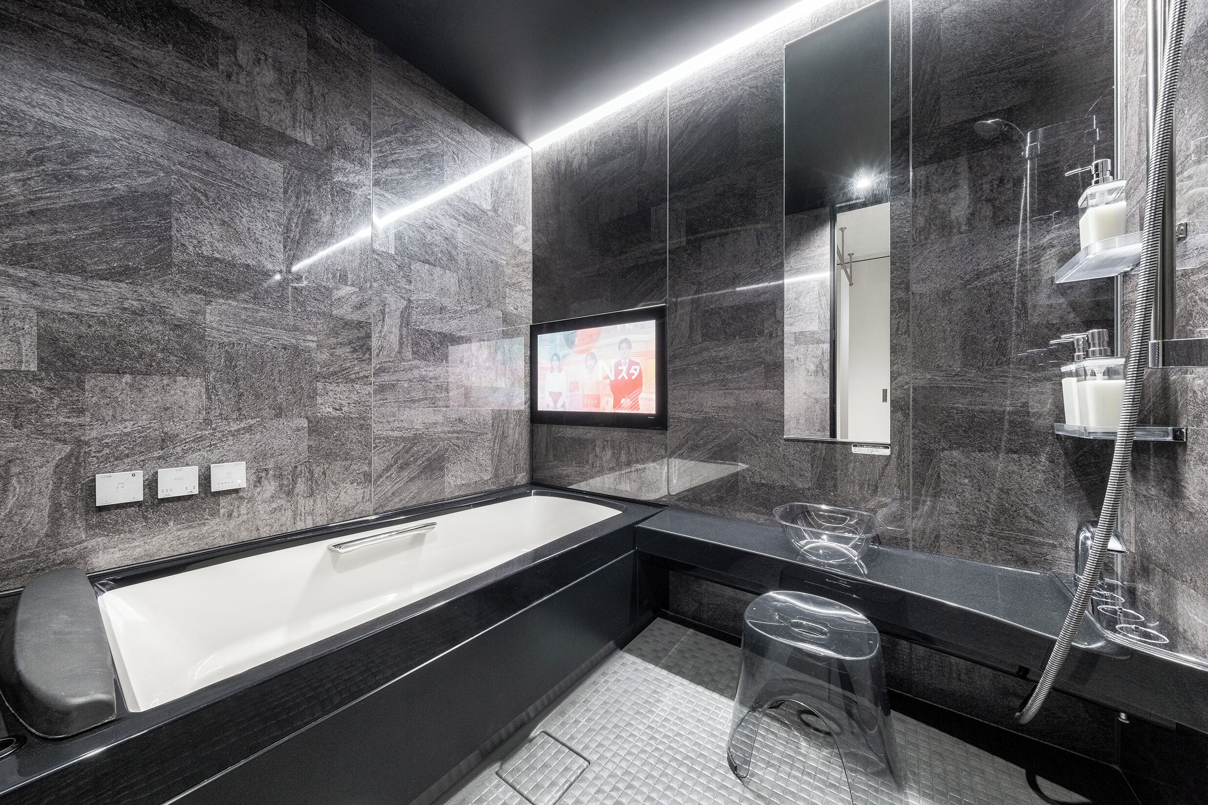 Bañera con ducha, artículos de tocador gratuitos, secador de pelo