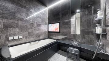 Bañera con ducha, artículos de tocador gratuitos, secador de pelo