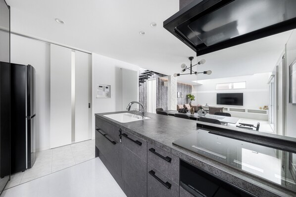 Microwave, stovetop, rice cooker, toaster oven - THE VELLMORE (Asahikawa)