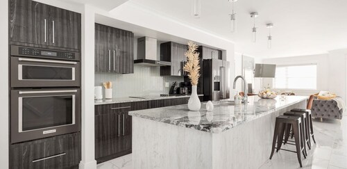 Lux New House by UA/Train/Rogers Place/Hospital/Ravine/AC/D-garage/sleep 12