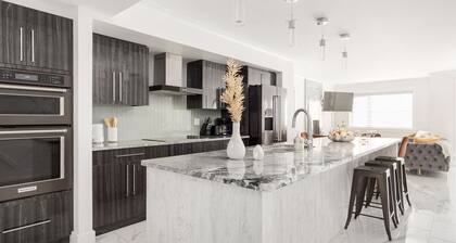 Lux New House by UA/Train/Rogers Place/Hospital/Ravine/AC/D-garage/sleep 12