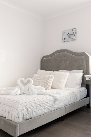 6 bedrooms, iron/ironing board, WiFi, bed sheets