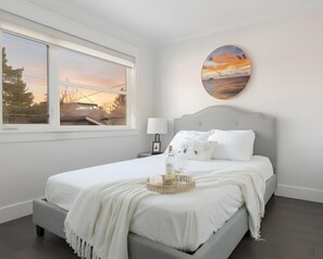 6 bedrooms, iron/ironing board, WiFi, bed sheets