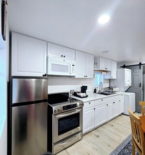 Fridge, microwave, oven, stovetop - NEW Cozy Fairbanks Cabin — Scenic Views & Aurora (Fairbanks)