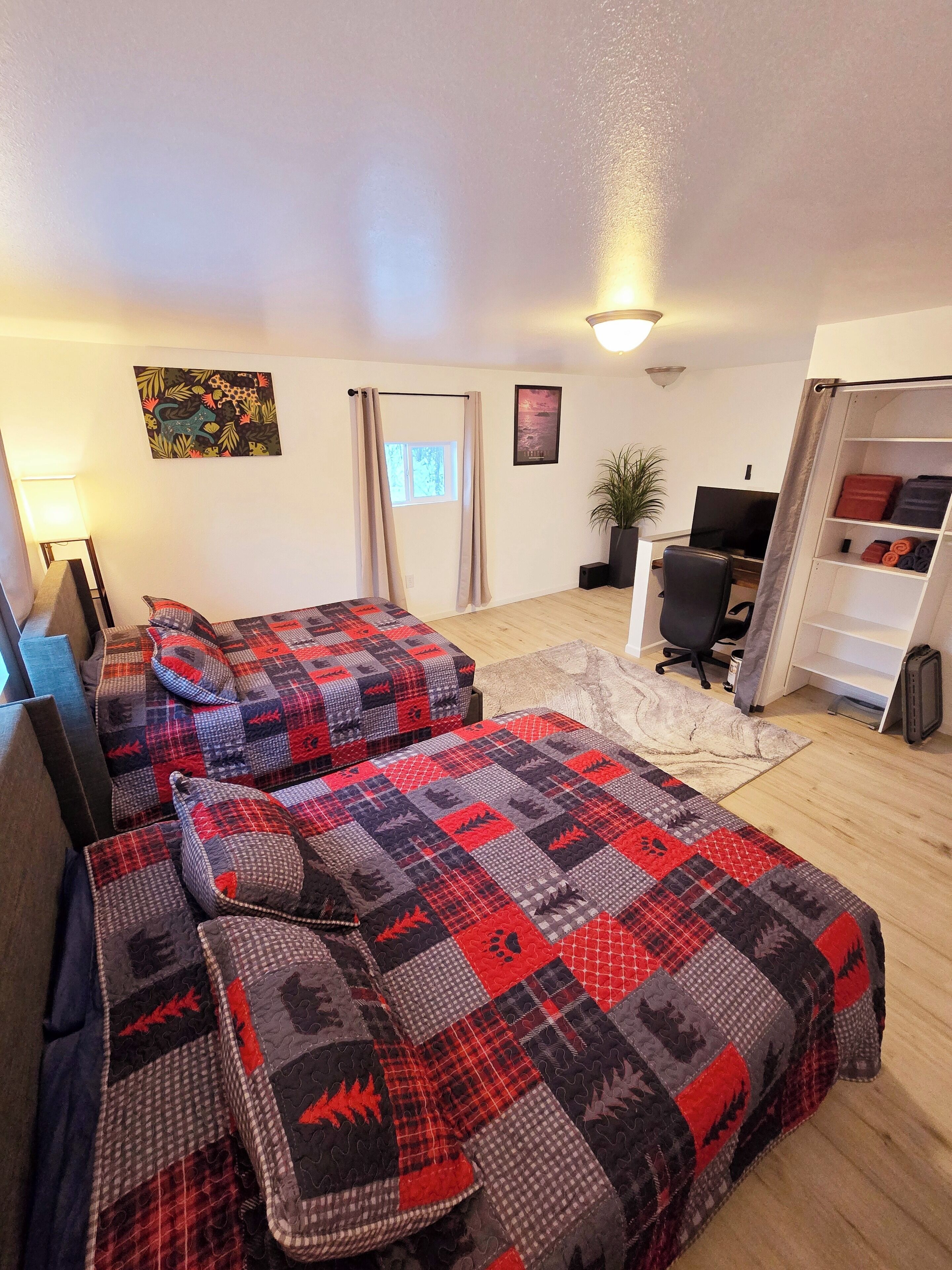 1 soverom, skrivebord, strykejern/-brett og wi-fi (inkludert)