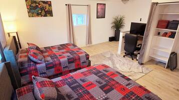 1 soverom, skrivebord, strykejern/-brett og wi-fi (inkludert)