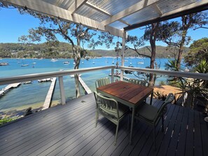 Outdoor dining - Island escape with private waterfront beach and jetty on Scotland Island. (Scotland Island)
