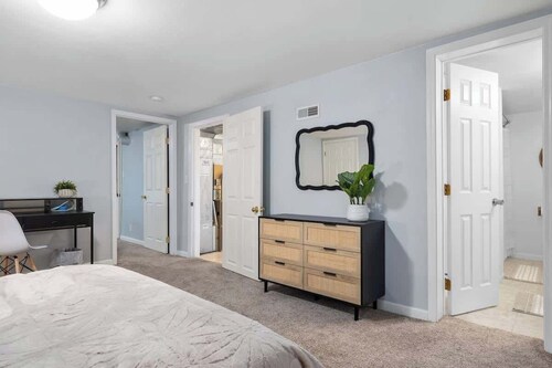 Modern 2 bed Apartment 2 minutes to Hospitals