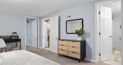 Modern 2 bed Apartment 2 minutes to Hospitals