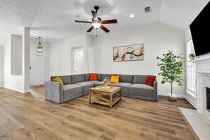 Een televisie en een open haard