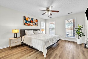 3 slaapkamers, een strijkplank/strijkijzer, wifi, beddengoed