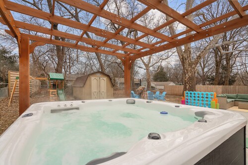 Charming 4-bedroom house.  16 guest, hot tub, sauna, fire pit, arcade, game room