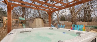Charming 4-bedroom house.  16 guest, hot tub, sauna, fire pit, arcade, game room