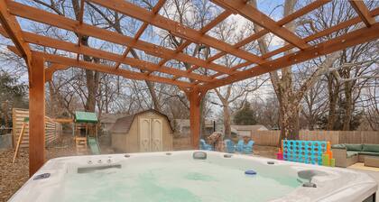 Charming 4-bedroom house. 16 guest, hot tub, sauna, fire pit, arcade, game room