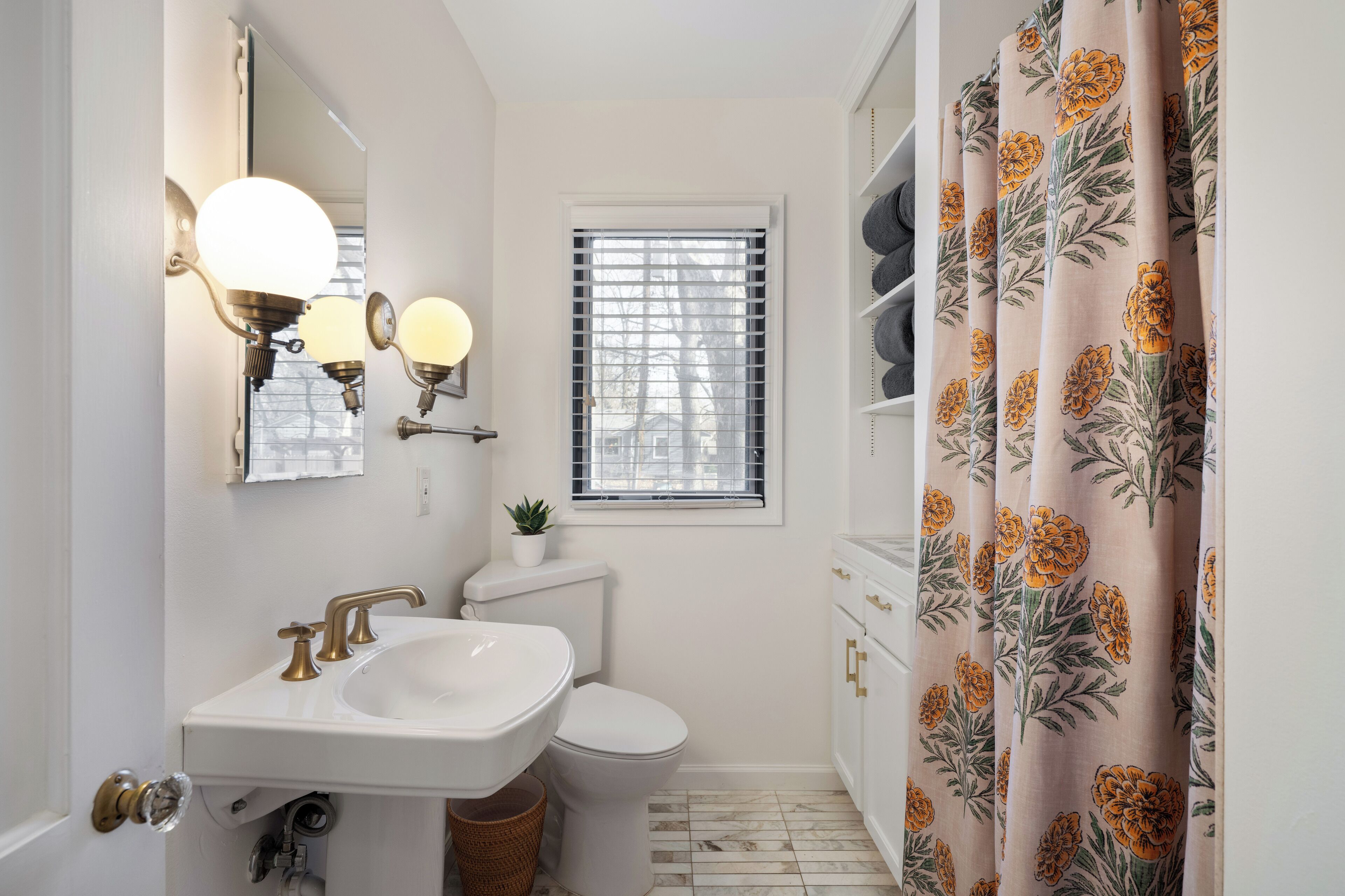 Chuveiro, secador de cabelo, toalhas de banho, sabonete