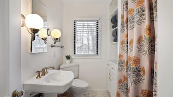 Chuveiro, secador de cabelo, toalhas de banho, sabonete