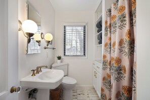 Chuveiro, secador de cabelo, toalhas de banho, sabonete