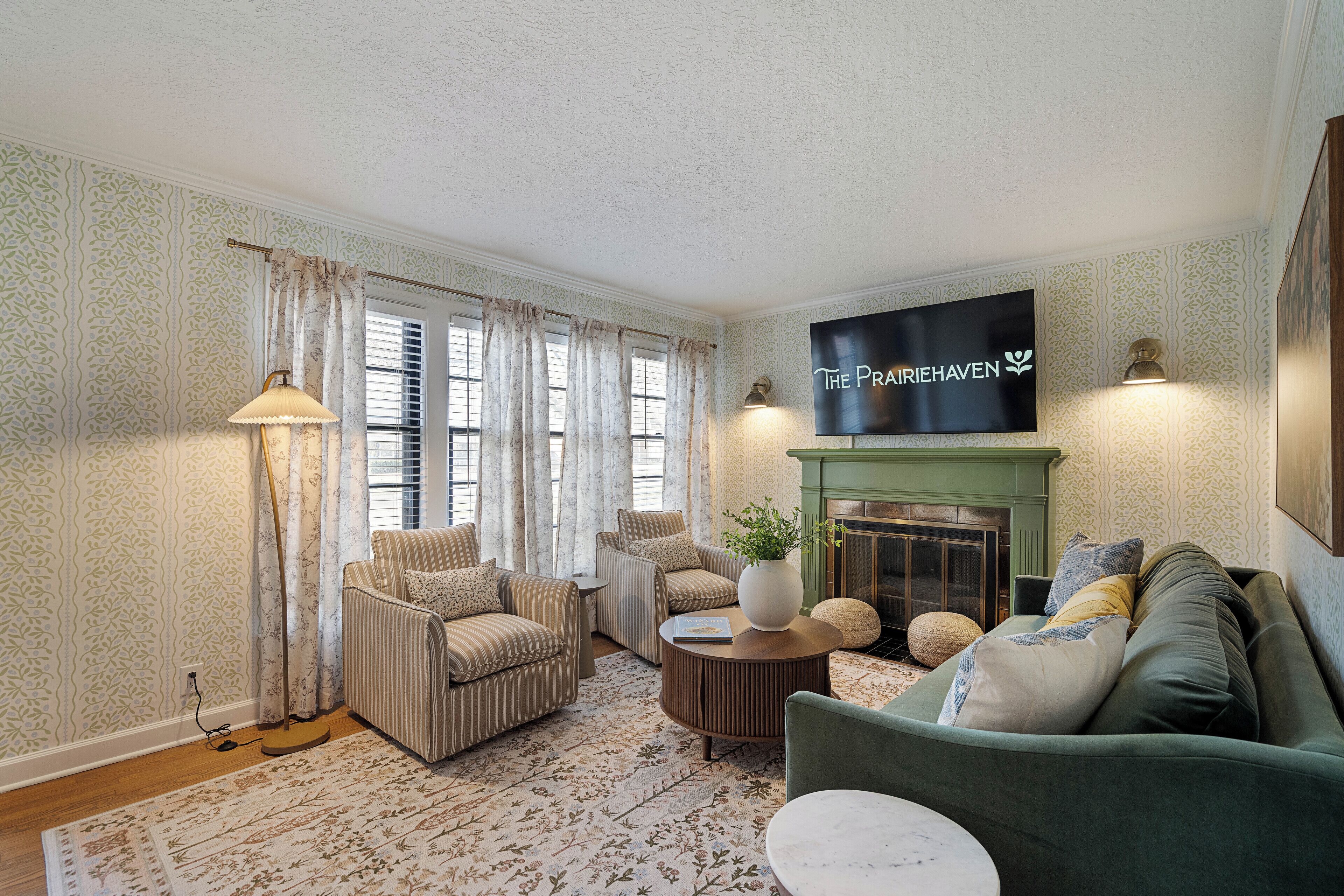 Smart-tv, tv-spel, bordsfotboll och böcker