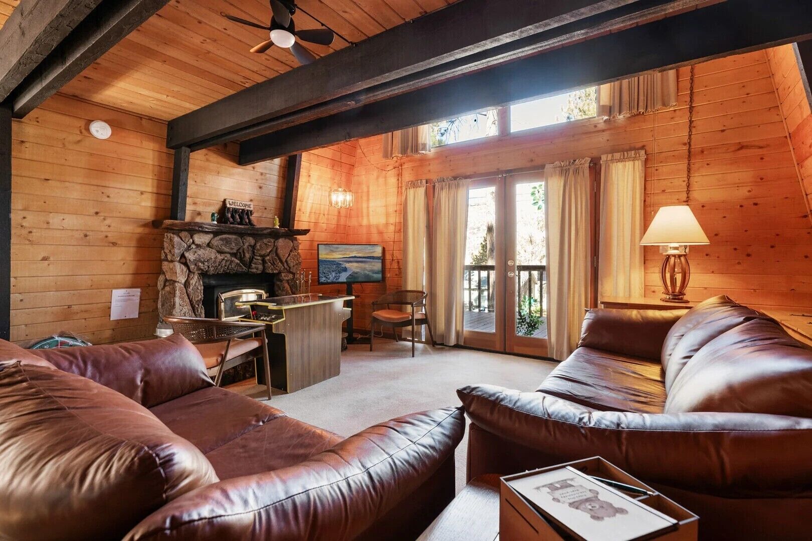 Smart-TV, peis, musikkbibliotek og stereoanlegg