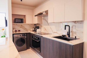 Réfrigérateur, micro-ondes, four, plaque de cuisson