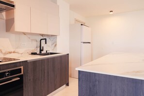 Réfrigérateur, micro-ondes, four, plaque de cuisson