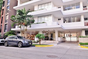 A modern multi-story hotel with a clean facade, large windows, and a gated entrance. - Apartment 2A Doña Raquel in Panama City (Panama City)