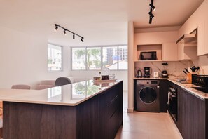Microwave, oven, stovetop, coffee/tea maker - Apartment 2A Doña Raquel in Panama City (Panama City)