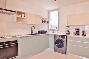 Kühlschrank, Mikrowelle, Ofen, Herdplatte